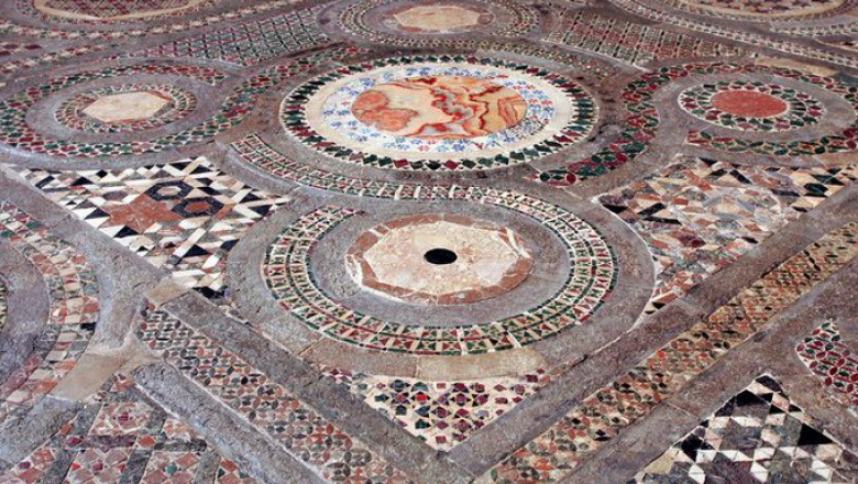 Pavajul Cosmati a fost plasat în fața Altarului Mare de către meșteri italieni la ordinul lui Henric al III-lea, în 1268