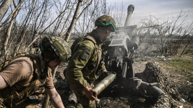Soldați ucraineni folosesc artileria în luptele de la Bahmut pe 24 martie 2023.