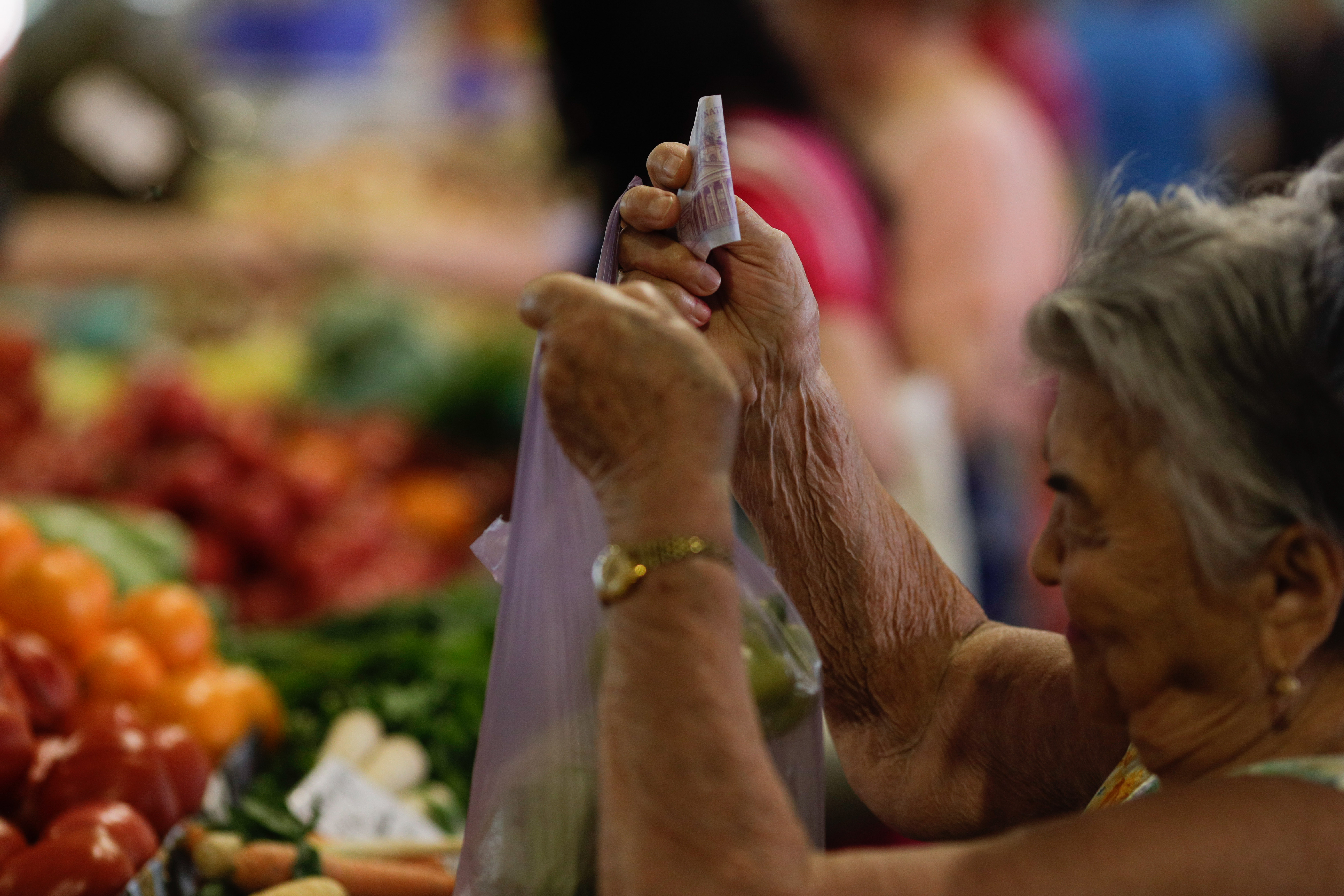 Alimentul care s-a scumpit de aproape trei ori din 2021. Statistic, coșul de bază costă cu 40% mai mult, românii au altă părere