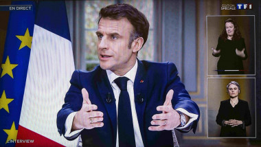 Le président Emmanuel Macron s'exprime sur la réforme des retraites sur le plateau du journal de 13h de TF1
