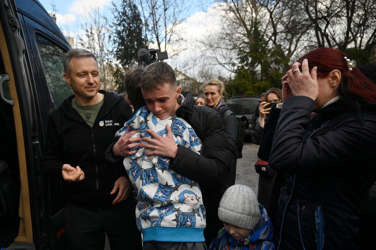 Lacrimi și emoție în Ucraina. După luni de zile de disperare, părinții și-au îmbrățișat copiii răpiți de ruși și acum eliberați