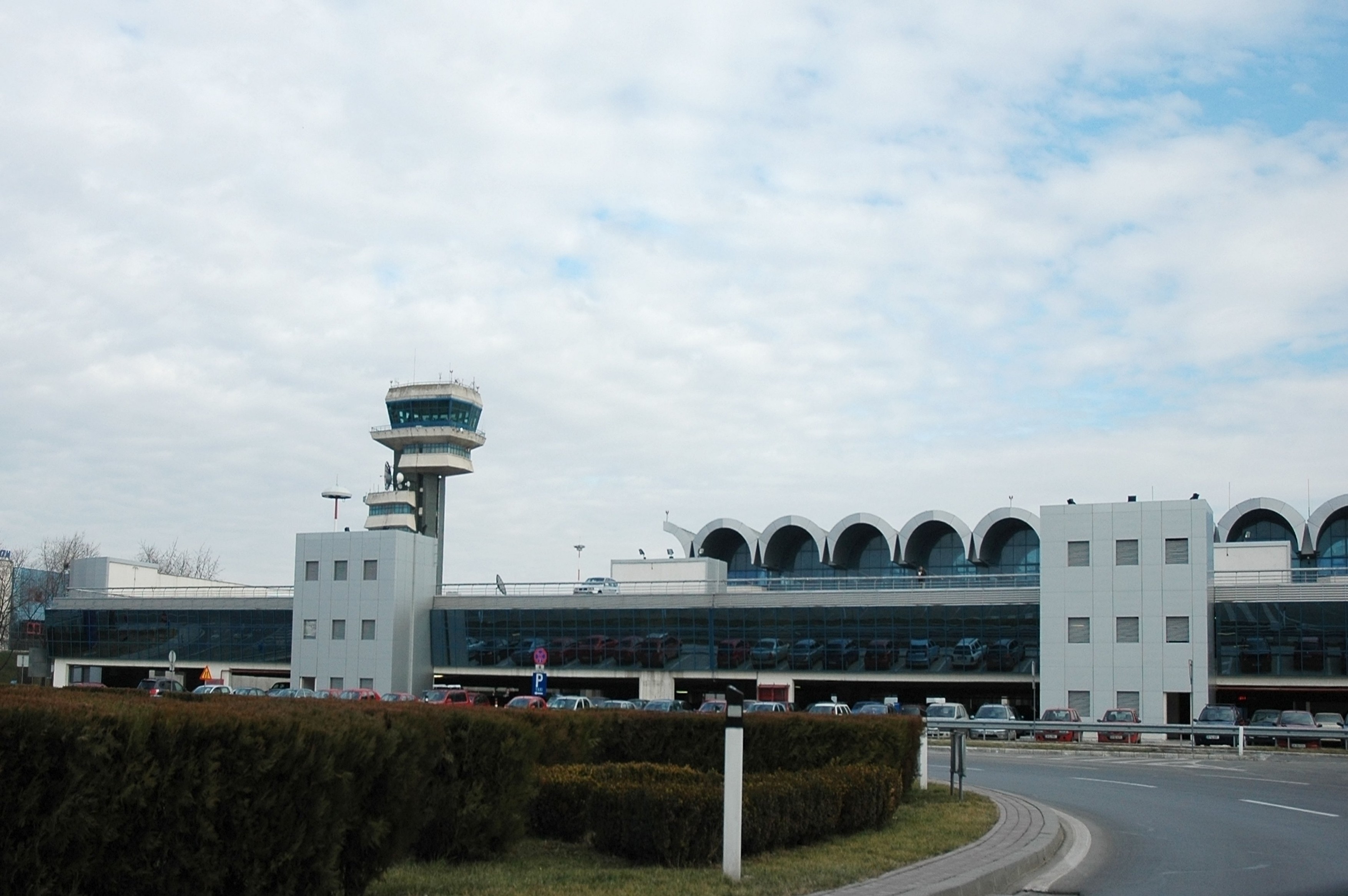 Fostul director general al Companiei Aeroporturi Bucureşti a fost arestat preventiv în dosarul închirierii spaţiilor de la Otopeni