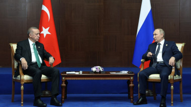 Președintele Turciei, Recep Erdogan discută cu președintele Rusiei, Vladimir Putin în Astana, pe 13 octombrie 2022.