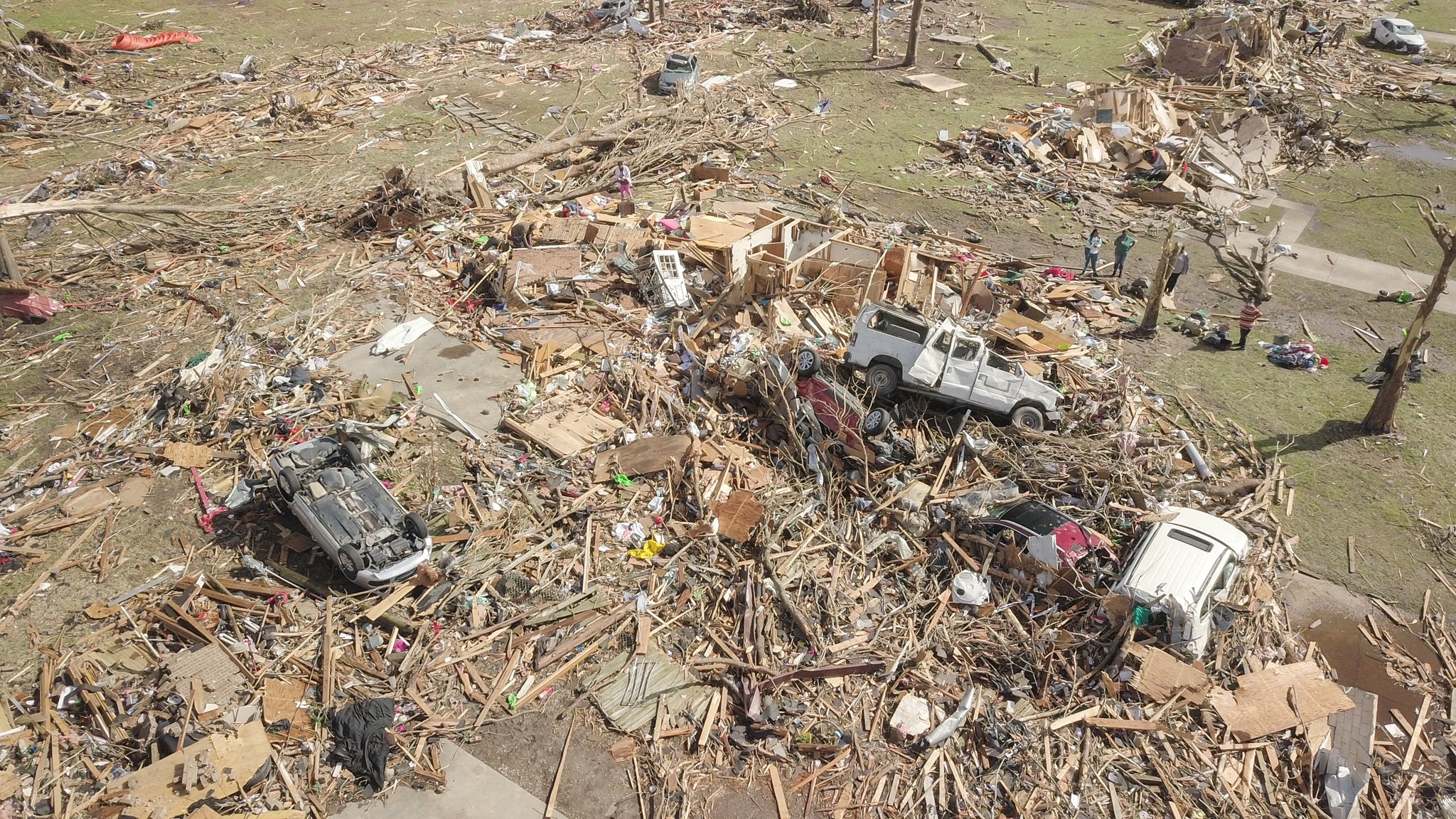 O tornadă a măturat statul Mississippi, lăsând în urmă zeci de morți și de răniți. „A sunat ca un tren de marfă trecând peste casa mea”