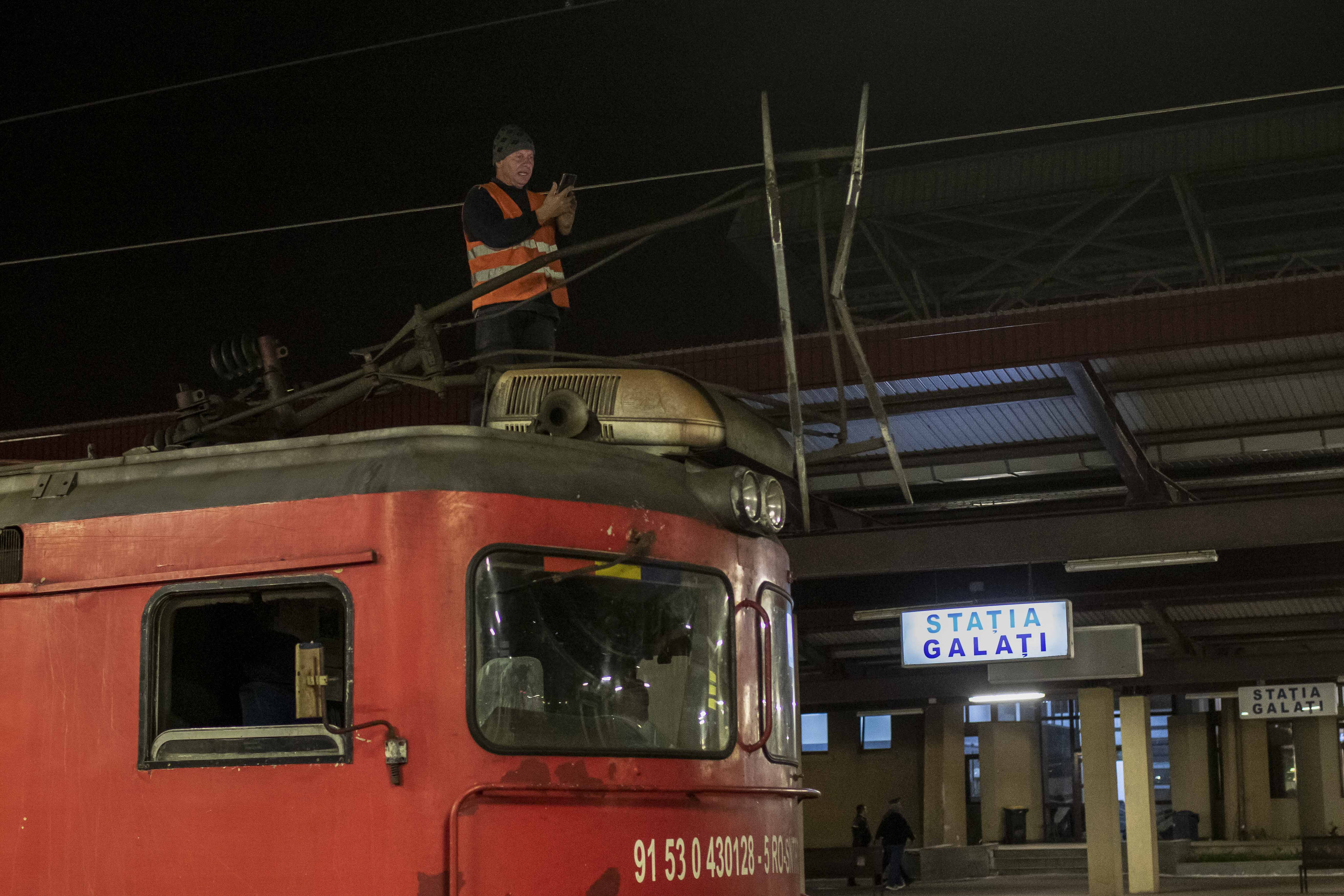 "Graduatorul care crește viteza locomotivei a luat trepte necontrolat, n-a mai ascultat comanda". Ipotezele accidentului de la Galați