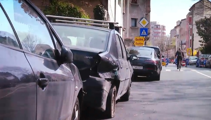 Un șofer cu epilepsie a intrat pe trotuar și a lovit 3 mașini. Accidentul redeschide discuția despre bolile incompatibile cu permisul