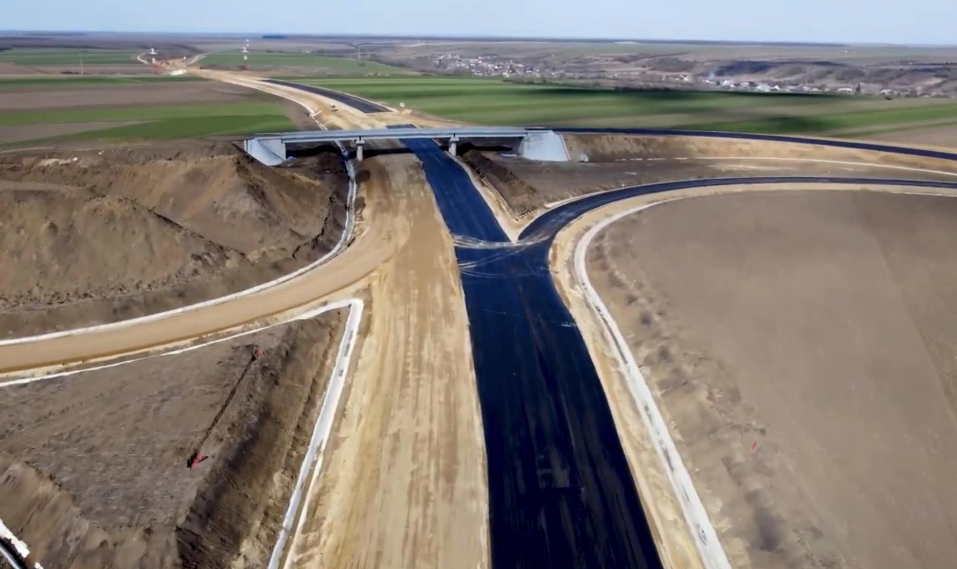 Imagini de pe viitorul drum expres Craiova-Pitești. Lotul 3 e gata în proporție de 70%, aproape toate podurile și pasajele sunt gata