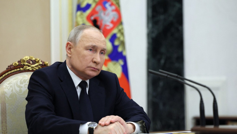 Vladimir Putin ia parte la o întâlnire cu ministrul Transporturilor din Rusia, la Kremlin, Moscova, pe 25 martie 2023.