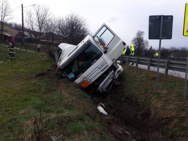 O autocisternă cu motorină s-a răsturnat pe E85. La scurt timp, autocisterna cu apă a pompierilor s-a răsturnat și ea