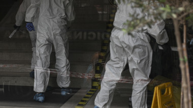 Angajati ai INML transporta corpul unui cetatean strain care a decedat intr-un hotel din Bucuresti, vineri 19 iunie 2020.