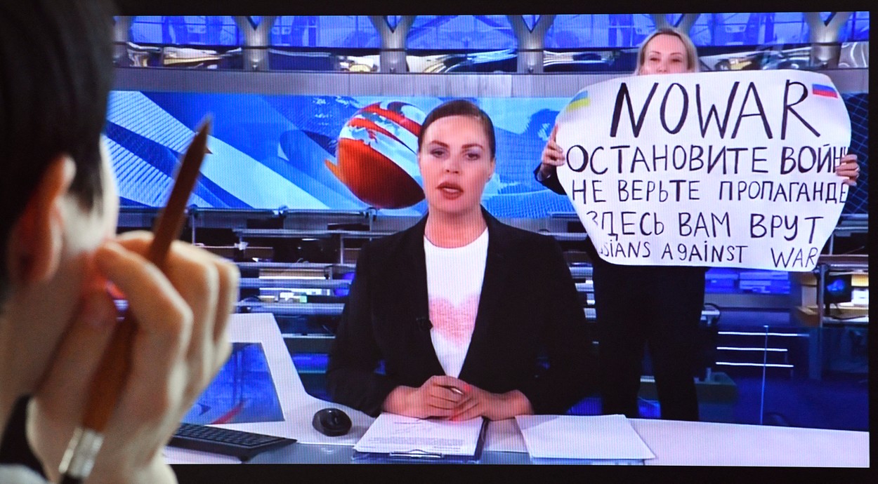 Ce s-a întâmplat cu jurnalista rusă care a protestat în direct față de războiul lui Putin: "Fiul meu m-a numit trădătoare"