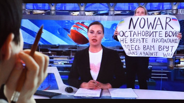 Jurnalista Marina Ovsyannikova protestează față de războiul început de Rusia în Ucraina, în martie 2022.
