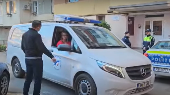 Filmul tragediei din Alba Iulia unde un bebeluș a fost găsit spânzurat alături de tatăl său. Poliția a ezitat să intervină în forță