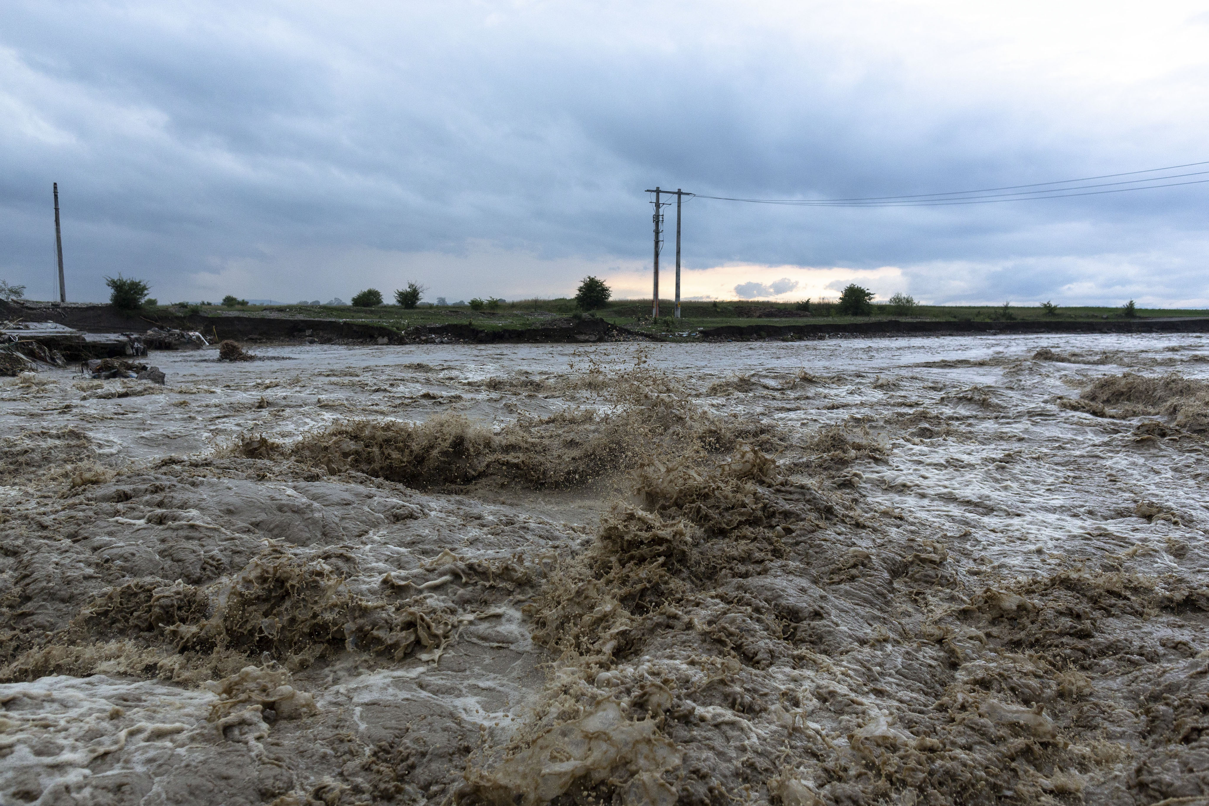 Meteorologii anunță risc de viituri în opt bazine hidrografice, până marţi la prânz