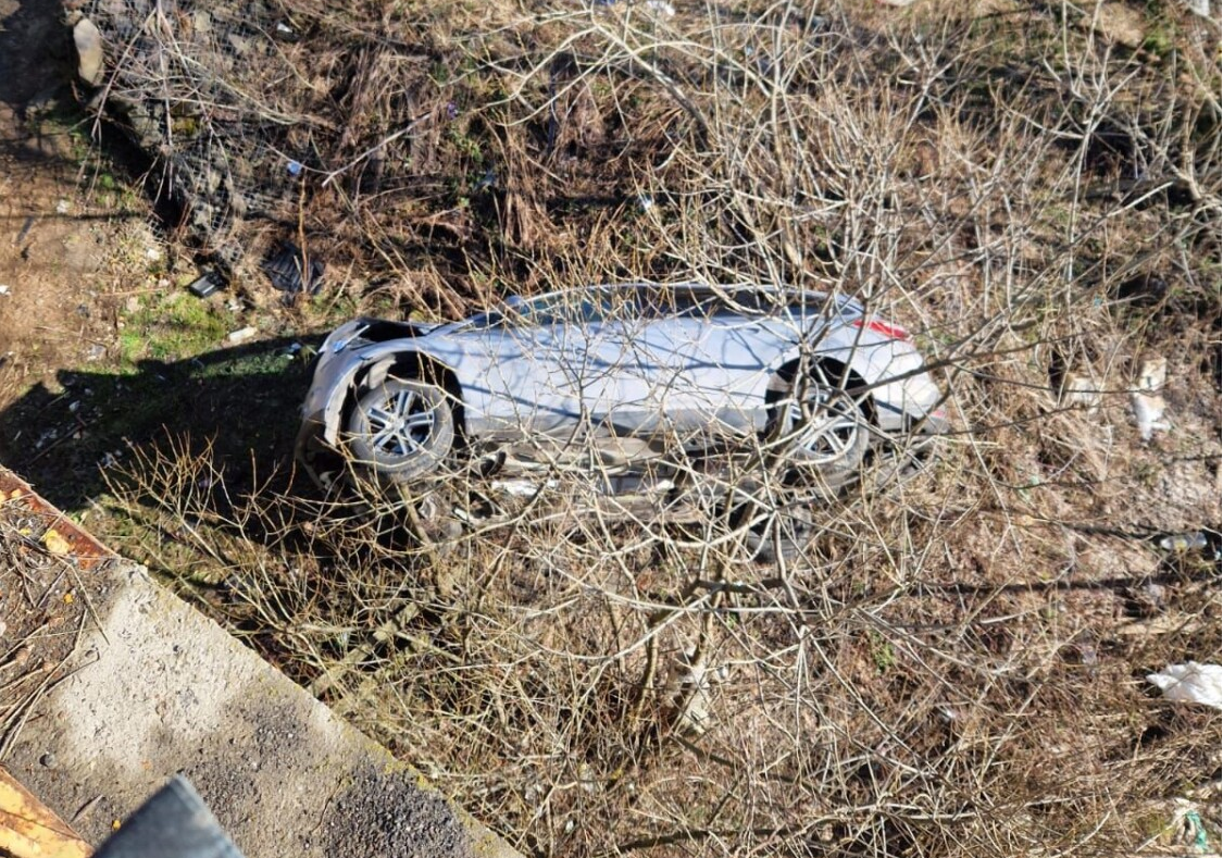 O femeie a ajuns la spital, după ce a plonjat cu mașina de pe un pod, în Suceava