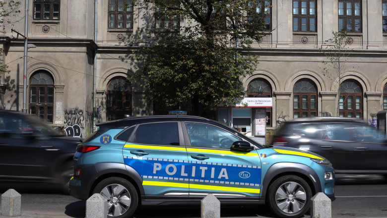 O mașină de poliție circulă prin București pe 17 septembrie 2020.