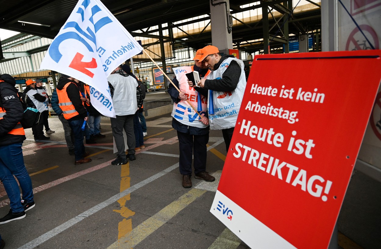 Cea mai mare grevă de la reunificarea Germaniei. Transporturile sunt paralizate. Sindicatele cer 500 de euro în plus la salariu