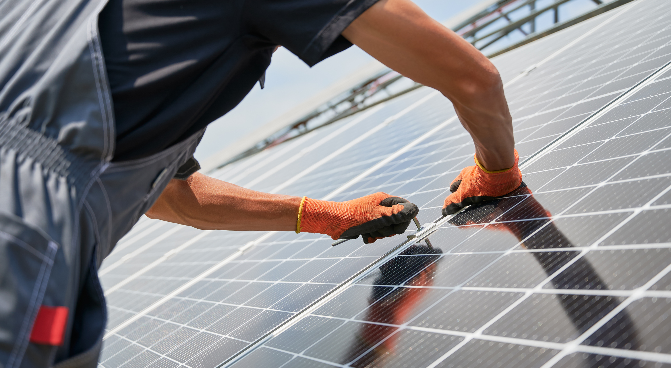 Panouri fotovoltaice pentru familiile vulnerabile din România. Câți bani vor primi de la stat cei care se înscriu în program