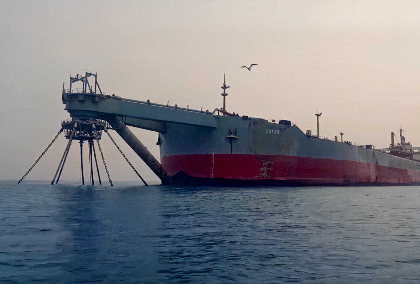 La un pas de un dezastru ecologic și umanitar. Un superpetrolier abandonat în Marea Roșie ar putea exploda „în orice moment”