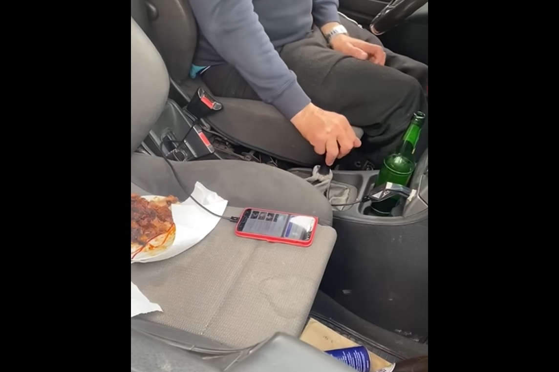 Petrecere la volan, în trafic, dată de un șofer din Dolj: cu friptură, bere, țigări și muzică lăutărească