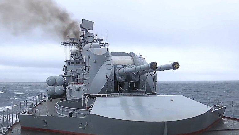 nava de lupta rusa in timpul unui exercitiu in marea japoniei
