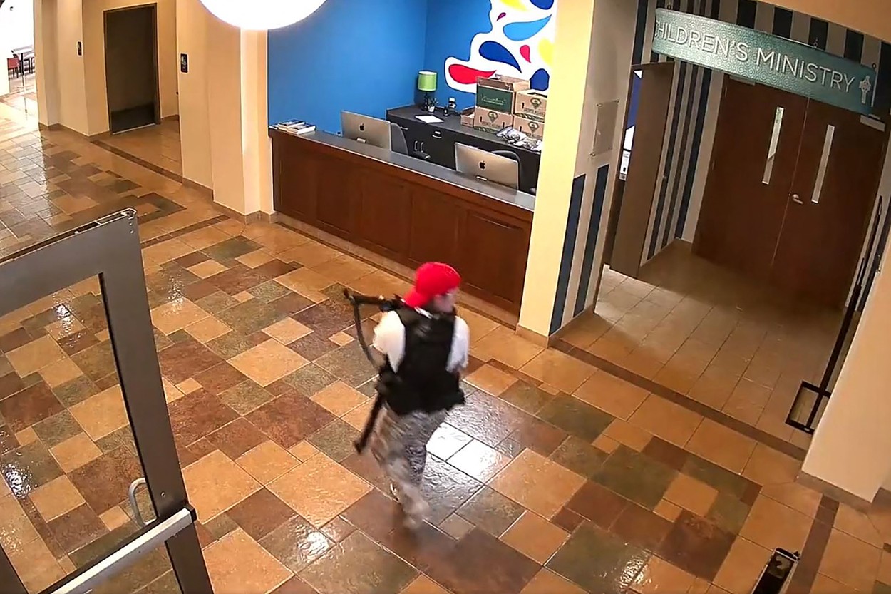 VIDEO Momentul în care atacatoarea din Tennessee intră în școală. A tras cu o pușcă de asalt în ușă și a spart-o