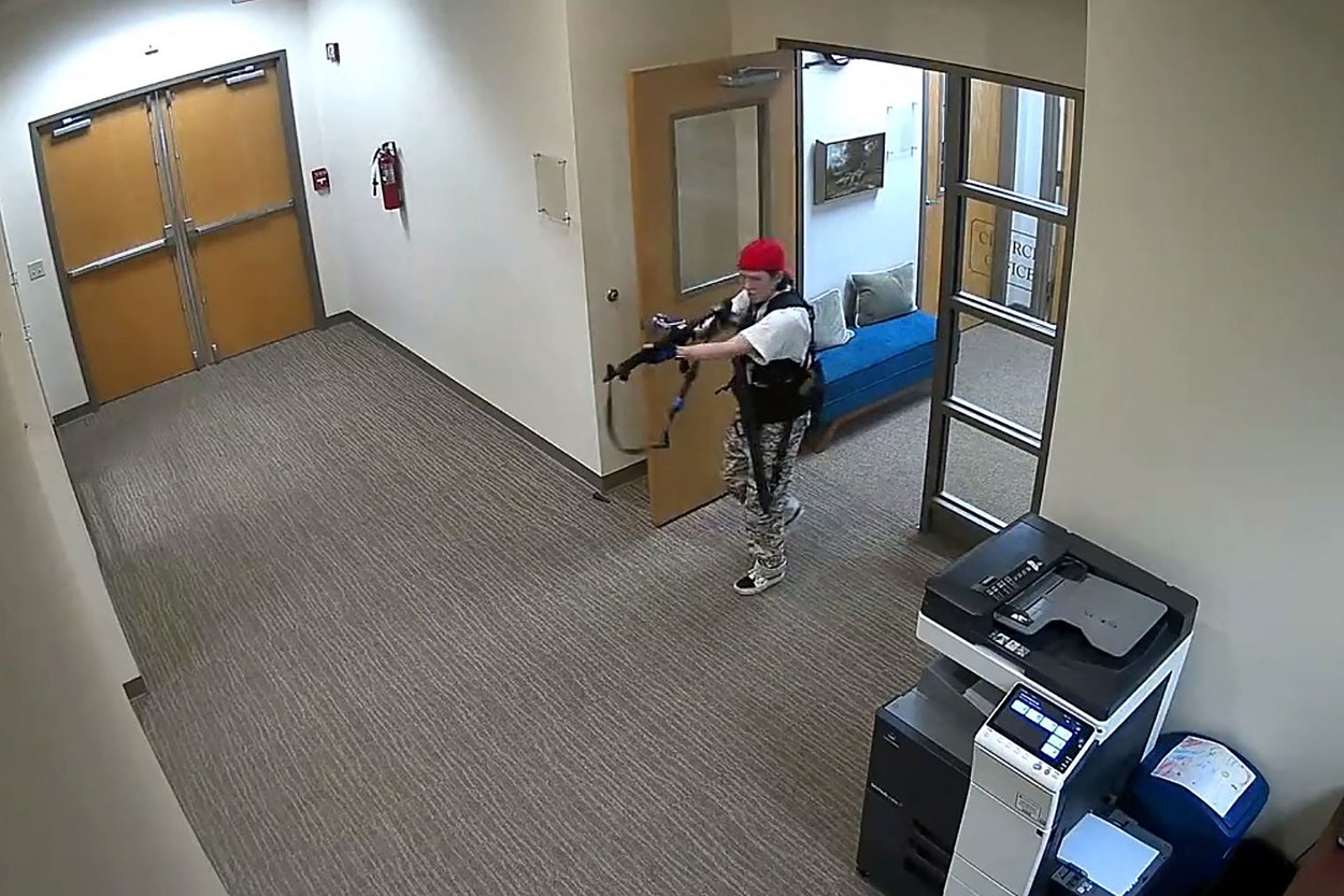 Cine este autoarea masacrului de la școala din Tennessee. Avea la ea două puști de asalt și un pistol