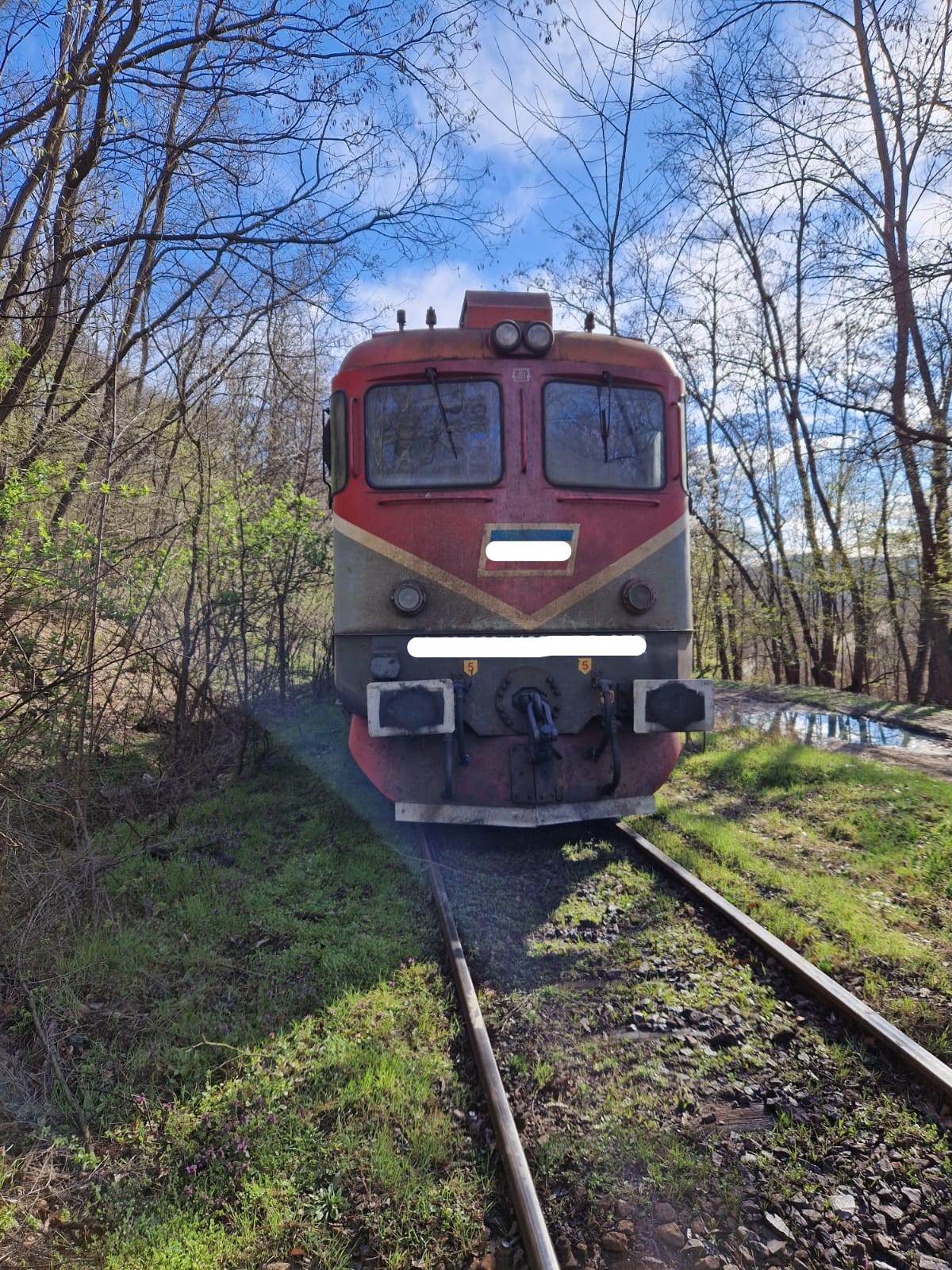 Locomotiva unui tren de marfă încărcat cu cărbune a deraiat, în Vâlcea. Două tone de motorină s-au scurs pe jos