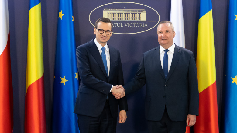 Premierul Poloniei, Mateusz Morawiecki strânge mâna premierului român Nicolae Ciucă la Palatul Victoria din București pe 28 martie 2023.