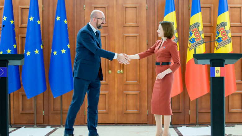 Președintele Consiliului European, Charles Michel strânge mâna președintei Republicii Moldova, Maia Sandu, la Chișinău, pe 4 mai 2022.