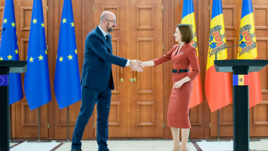 Președintele Consiliului European, Charles Michel strânge mâna președintei Republicii Moldova, Maia Sandu, la Chișinău, pe 4 mai 2022.