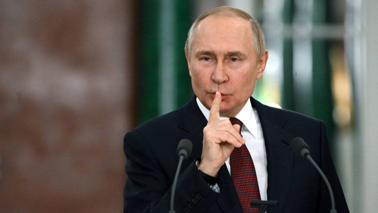 Vladimir Putin cu degetul la gură