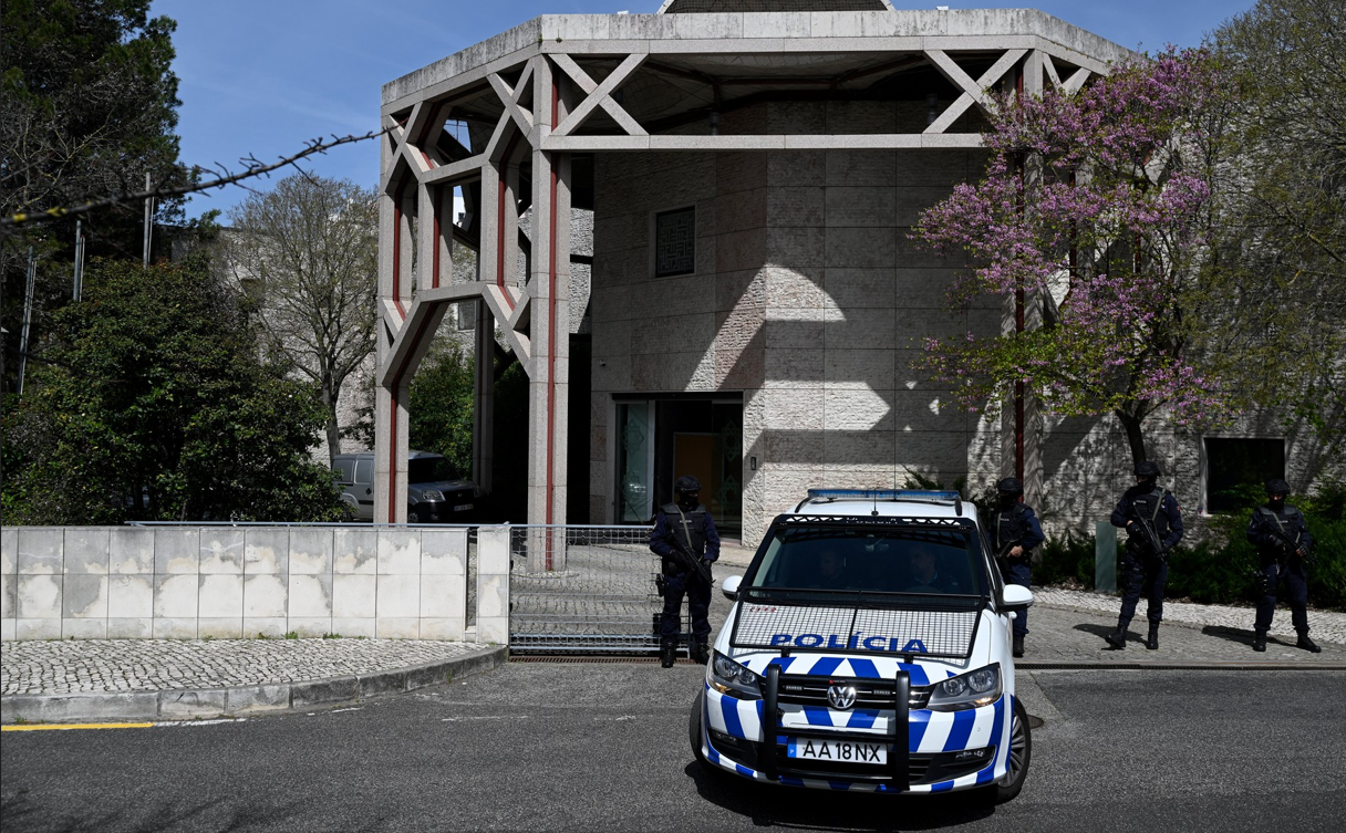 Un bărbat înarmat cu un cuţit a ucis două persoane și a rănit altele într-un centru musulman din Lisabona