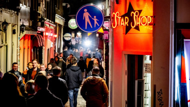 Oameni se plimbă pe o stradă din Cartierul Roșu din Amsterdam pe 9 noiembrie 2022.