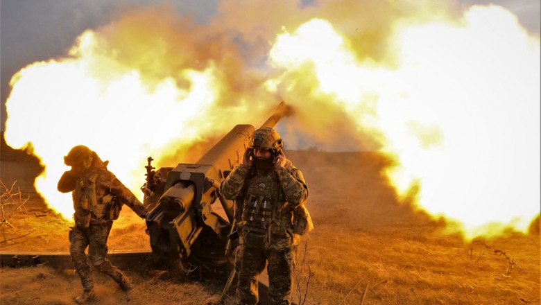 Soldați ucraineni folosesc un tun D-30 howitzer în luptele de la Bahmut, pe 21 martie 2023.