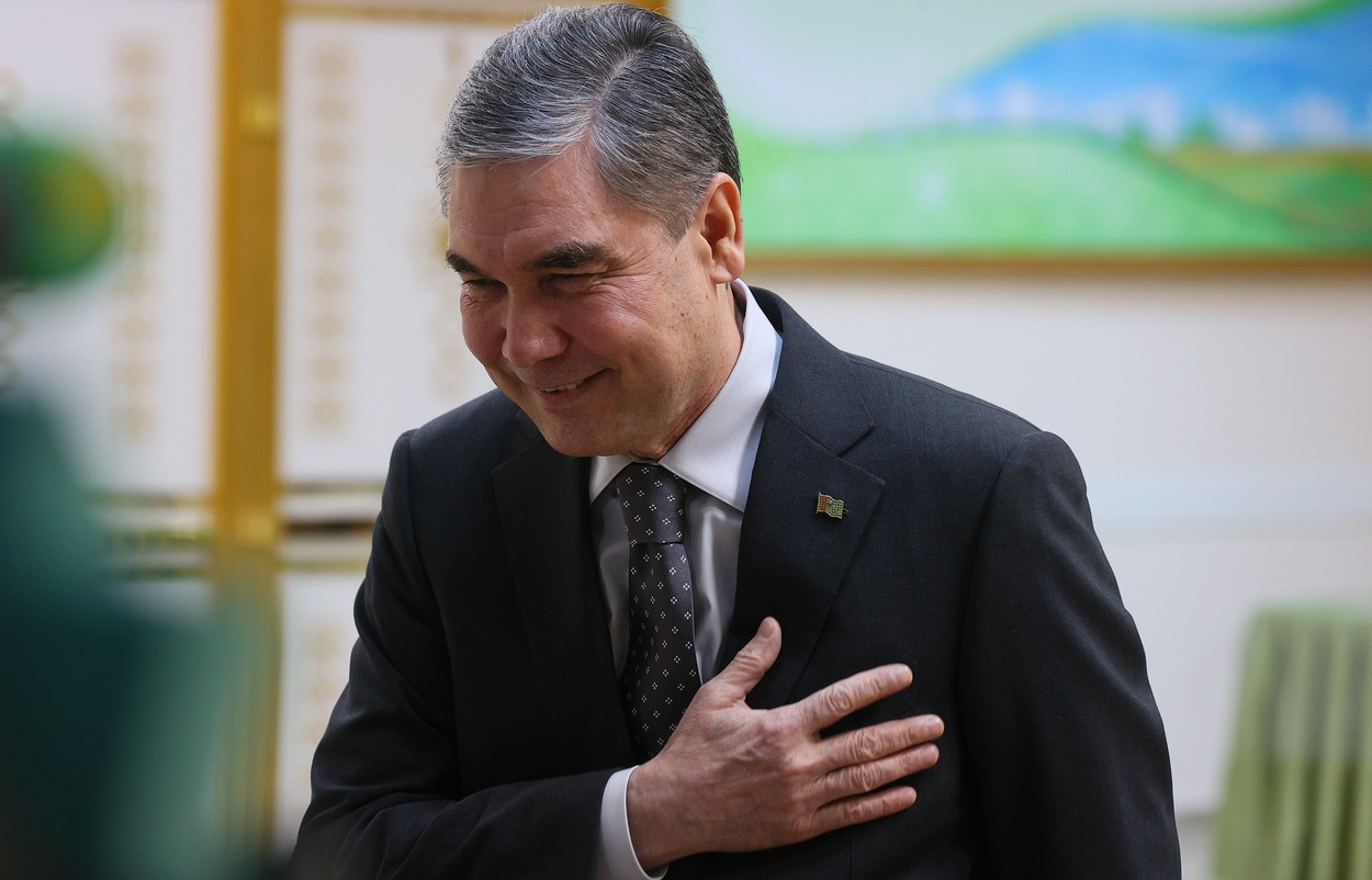 Turkmenistan va cheltui 10% din PIB ca să construiască un oraș în onoarea fostului președinte și "Erou-protector"
