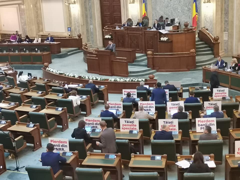 Senatul a votat legea pensiilor speciale, după o ședință cu scandal: „Ciucă a fost șeful Armatei. Are 3.000 de euro, vi se pare mult?”
