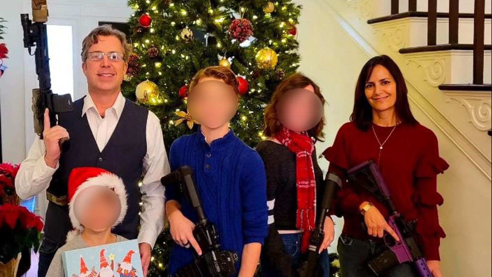 Un congresman din Nashville este mândru de poza de familie cu arme de asalt, dar a șters-o de pe Facebook după atacul de la școală