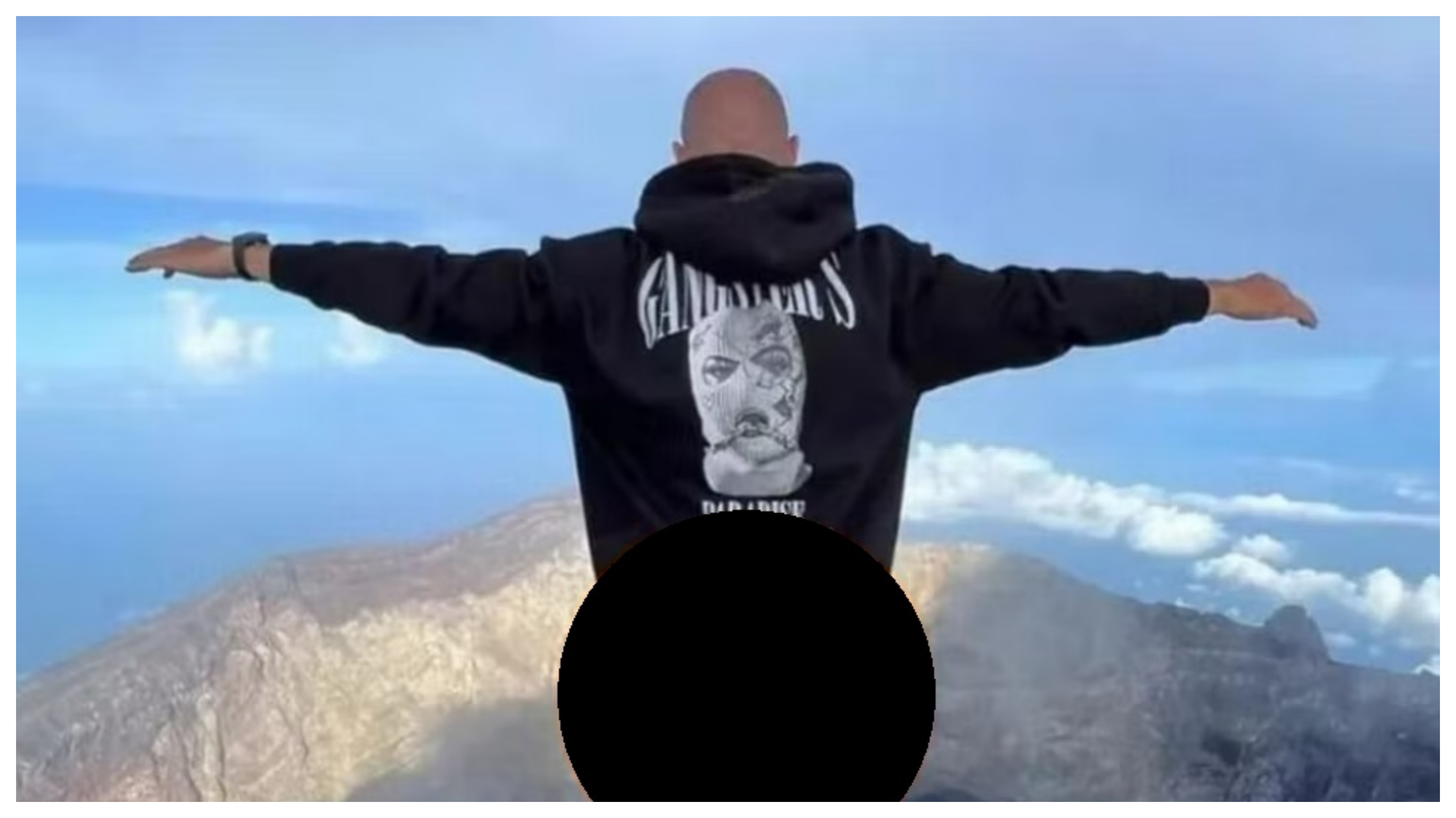 Un turist rus va fi deportat din Indonezia după ce s-a dezbrăcat pe vârful unui munte sacru din Bali