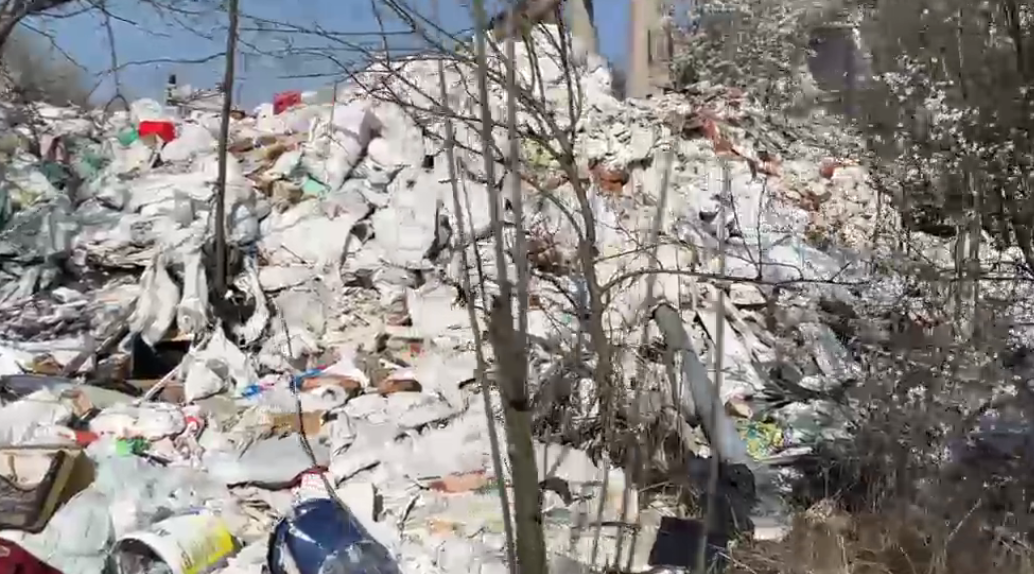 Statul la stat. Mii de tone de gunoi se adună sub ochii autorităților, iar instituțiile se ceartă între ele în loc să rezolve problema