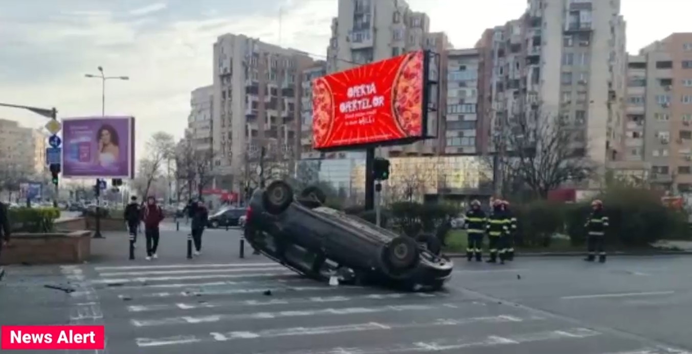 O mașină s-a răsturnat într-o intersecție din Sectorul 5. Traficul în zonă se desfășoară cu dificultate
