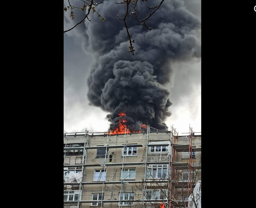 VIDEO Un incendiu puternic a izbucnit la un bloc aflat în renovare, din Sectorul 5