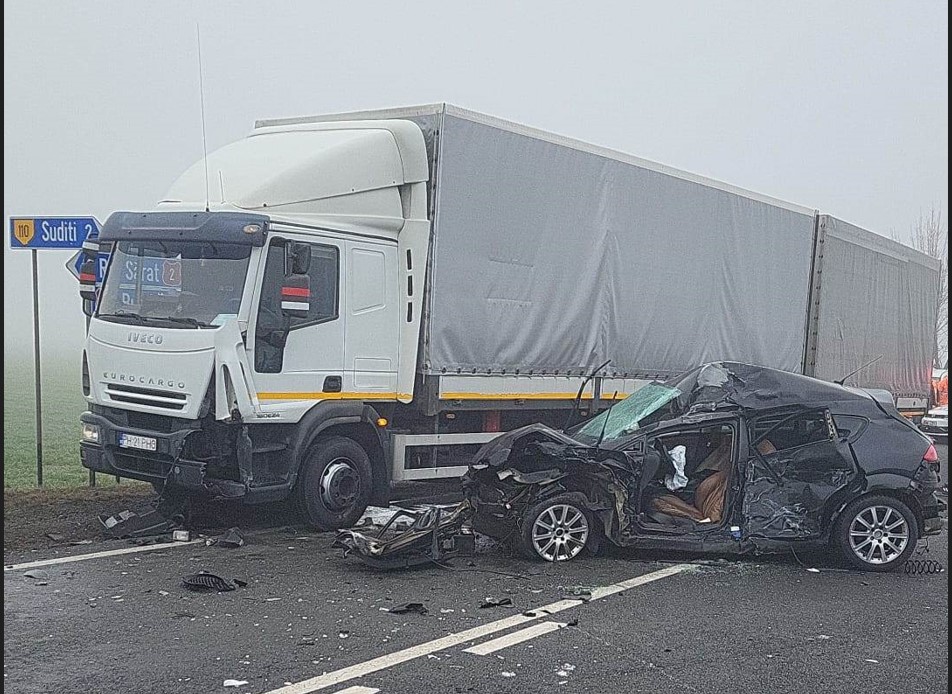 Accident pe DN2 cu 2 mașini și 3 TIR-uri. Un tânăr de 21 de ani a murit