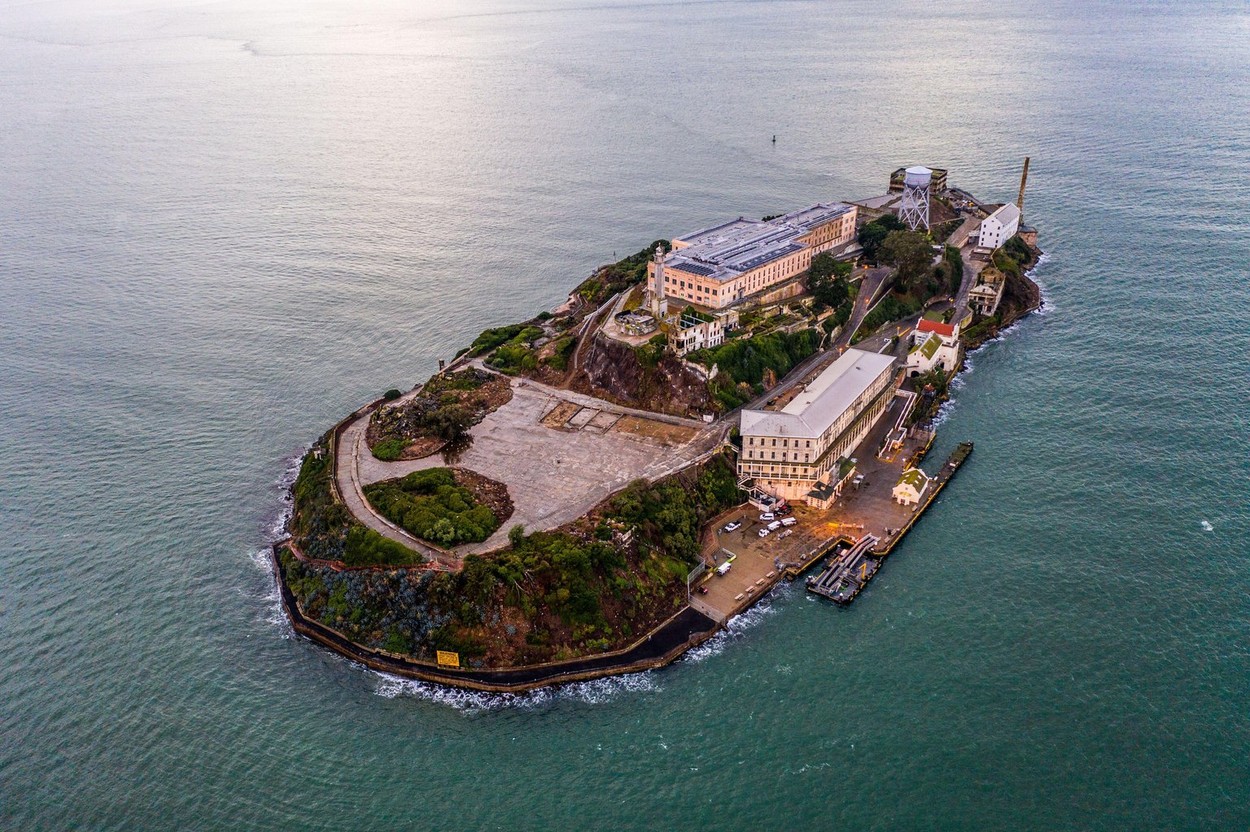 Închisoarea Alcatraz, "cea mai sigură din lume", s-a închis în urmă cu 60 de ani. Doar 3 deținuți ar fi reușit vreodată să evadeze