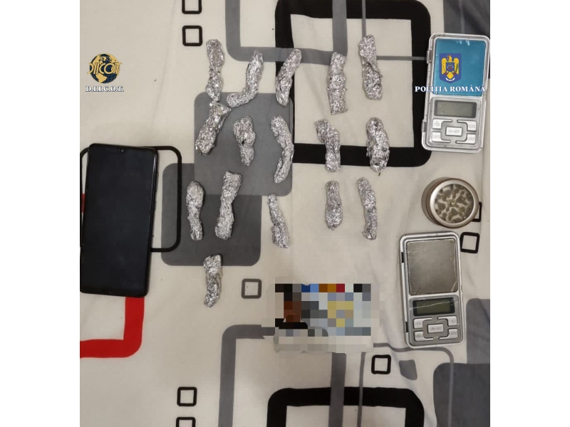 Două persoane arestate în dosarul de trafic de droguri în licee. Polițiștii au găsit cocaină și ketamină în locuințe ale elevilor