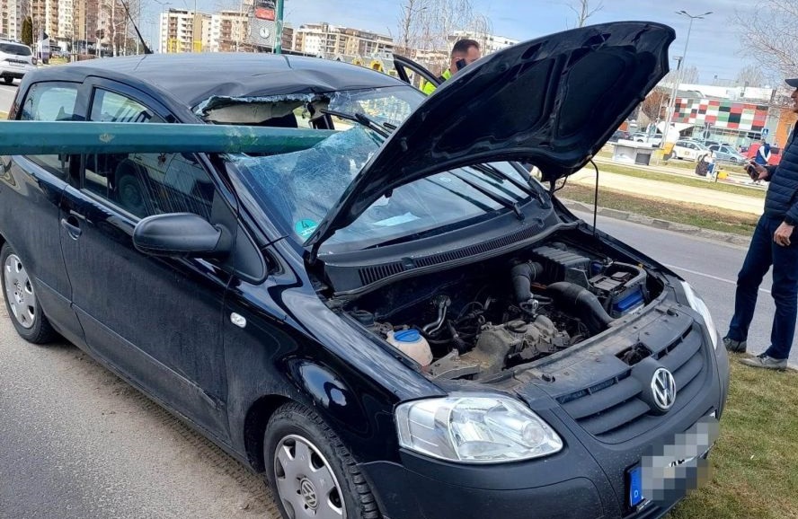 Un stâlp de iluminat public care urma să fie montat pe marginea drumului a trecut prin parbrizul unui șofer din Brașov