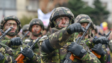 Militari defilează cu ocazia paradei de Ziua Naţională la Cluj-Napoca pe 1 decembrie 2017.