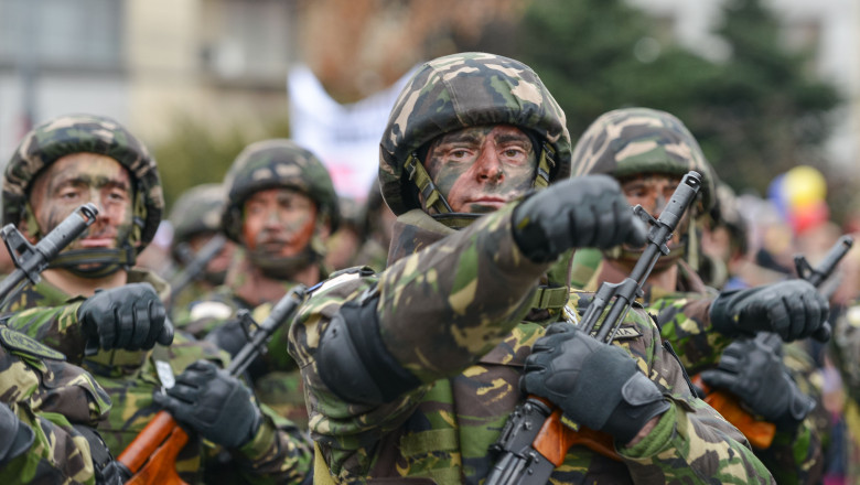 Militari defilează cu ocazia paradei de Ziua Naţională la Cluj-Napoca pe 1 decembrie 2017.