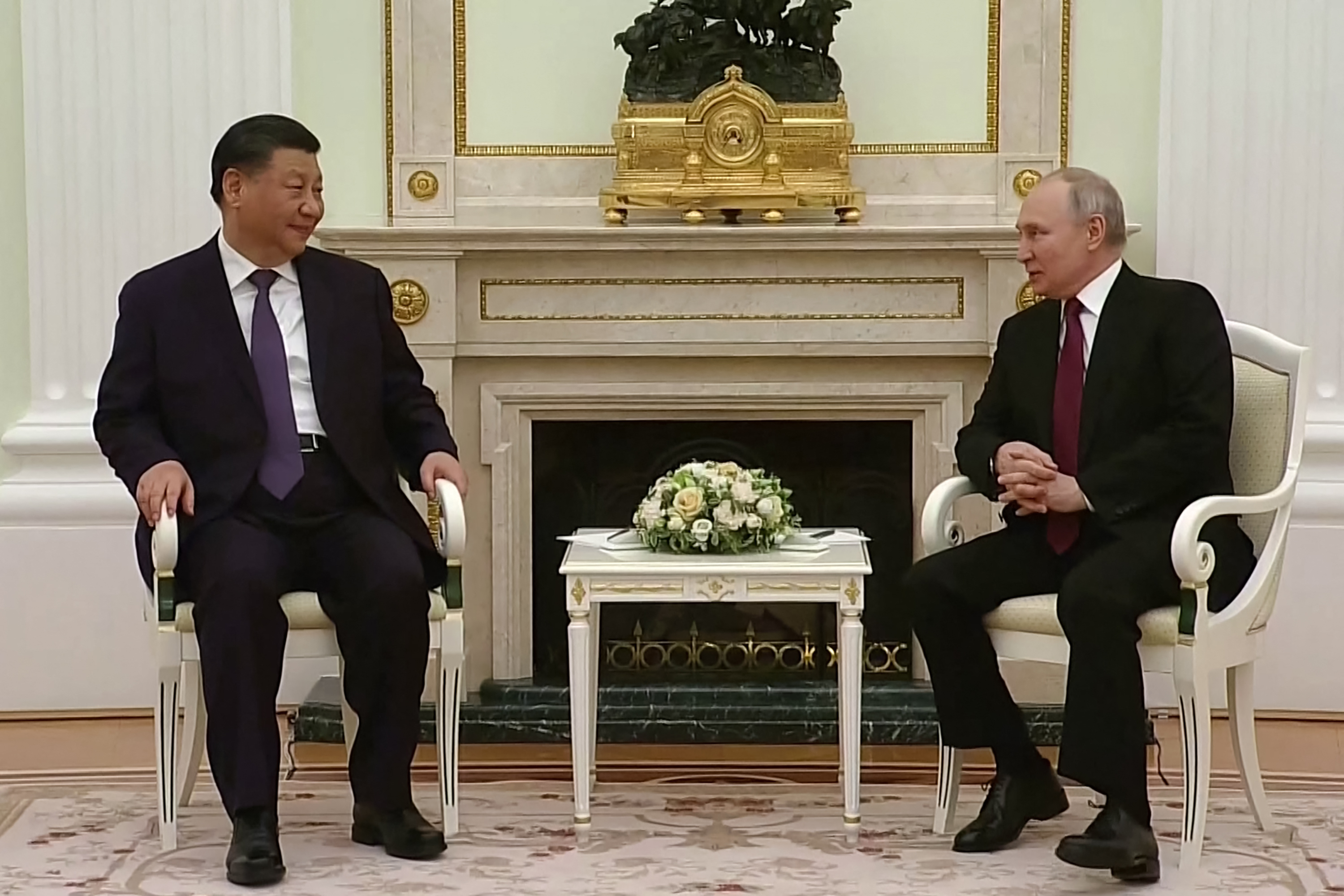 Putin l-a primit pe Xi Jinping la Kremlin și a salutat planul Chinei pentru „criza acută” din Ucraina. Xi l-a numit „prieten drag”