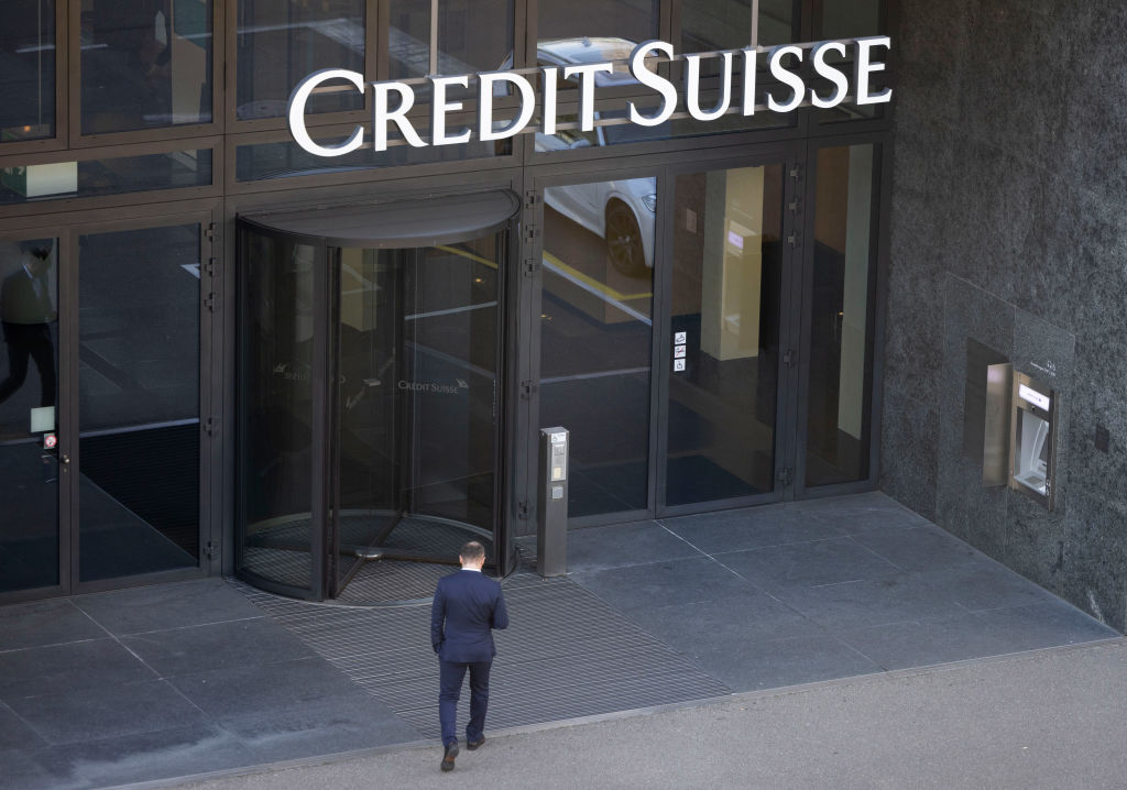 Procurorii elveţieni investighează preluarea Credit Suisse de către UBS Group. Pe cine vizează anchetă